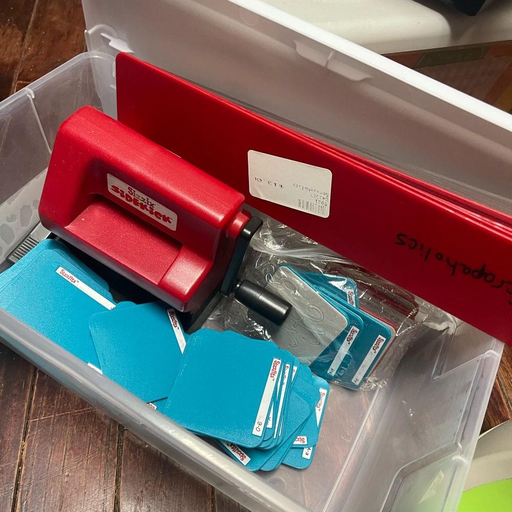 Sizzix Sidekick Red Craft Machine - Picture 5 of 5